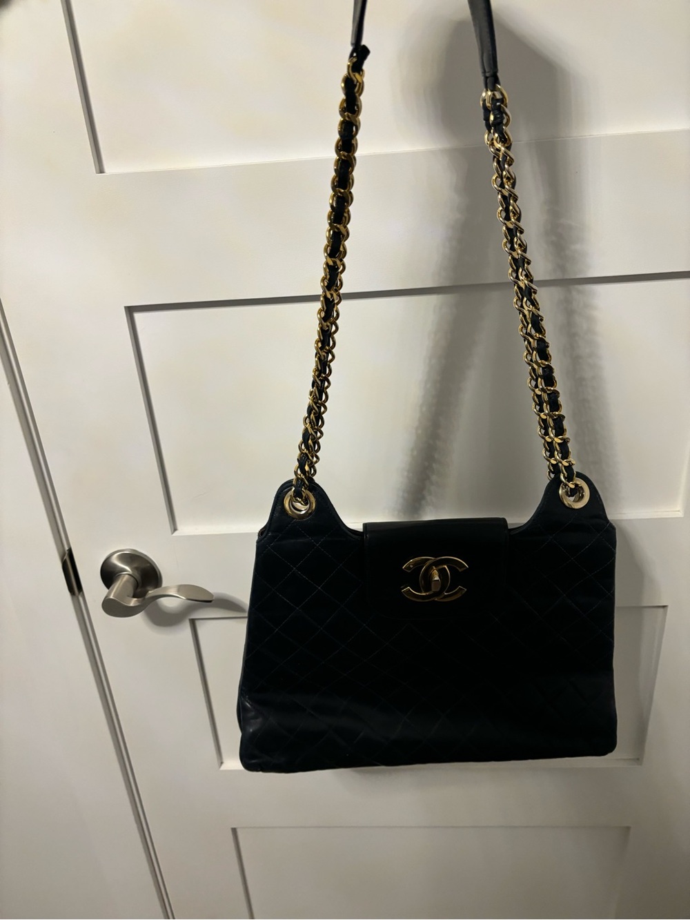 Vintage Chanel black quilted lambskin shoulder bag 24k gold-plated hardware - Picture 9 of 9